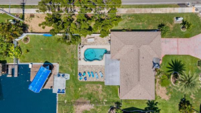 Remodeled electric-heated pool home on Gulf-access canal with bikes - Villa Maria